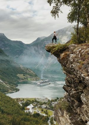 pexels-julieaagaard-1374064